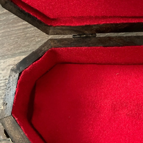 Wooden box with metal ornaments - Picture 7 of 11